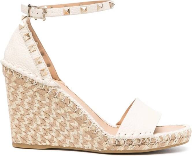 Valentino Garavani Rockstud espadrilles met sleehak Beige