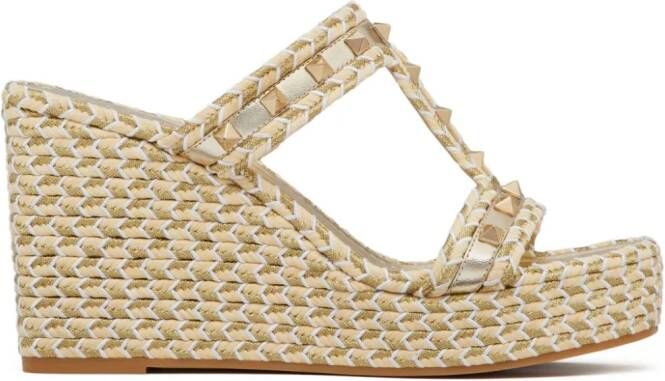 Valentino Garavani Rockstud sandalen met geweven sleehak Beige