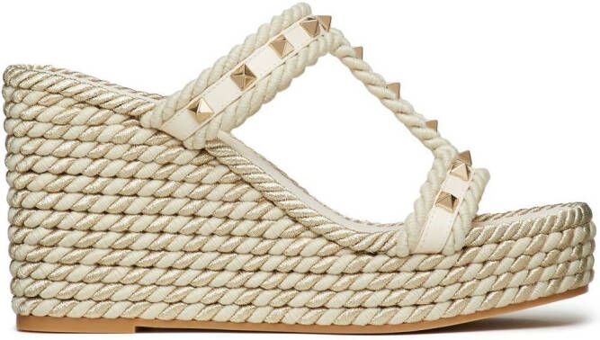 Valentino Garavani Rockstud sandalen met sleehak Beige