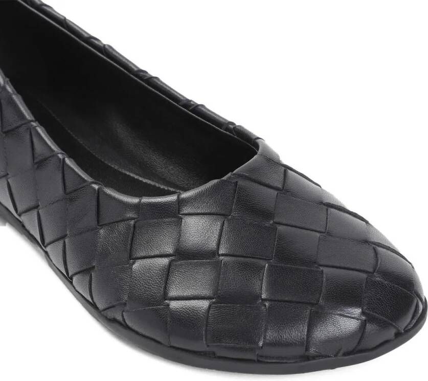 Bottega Veneta Loafers & ballerina schoenen Black Leather Intrecciato Ballerinas in zwart