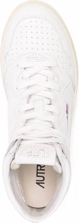 Autry International Low-Top Sneakers baskets a patch logo 5 in wit