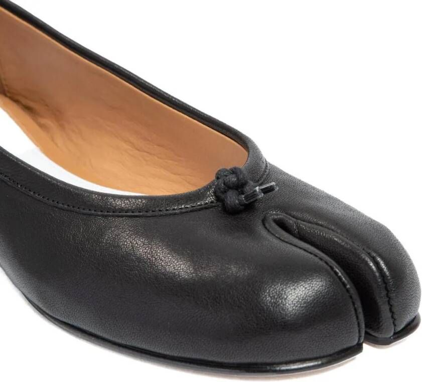 Maison Margiela Loafers & ballerina schoenen Tabi Flat Ballerinas in zwart