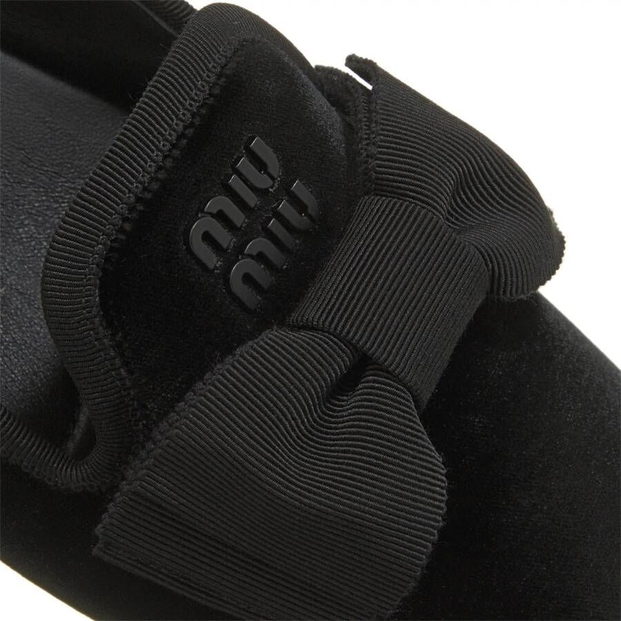 Miu Loafers Pantofole Velluto in zwart