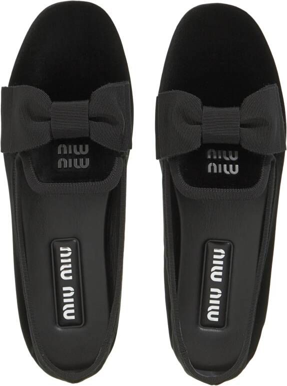 Miu Loafers Pantofole Velluto in zwart