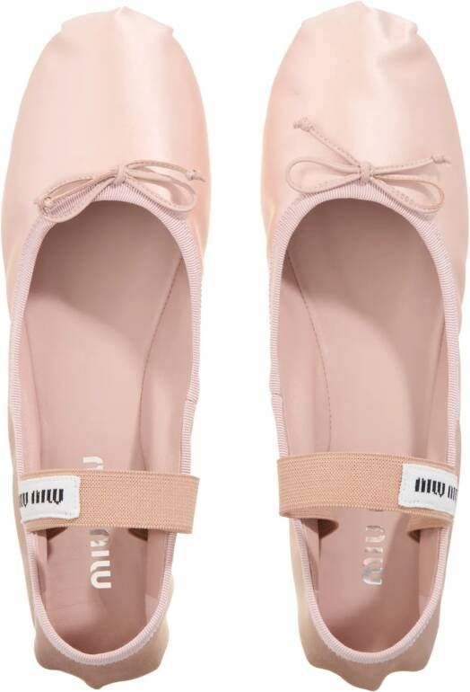 Miu Loafers Satin Ballet Flats in poeder roze