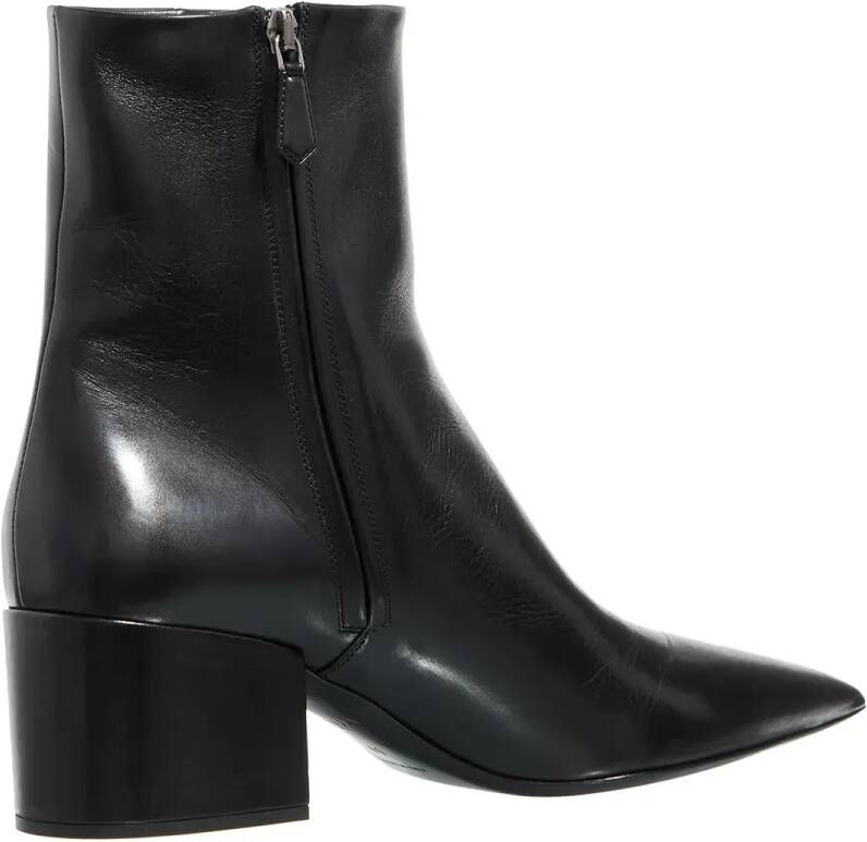 Prada Enkellaarzen Leather Ankle Boots in zwart