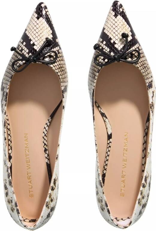 Stuart Weitzman Loafers & ballerina schoenen Landon Ballet Flat in crème