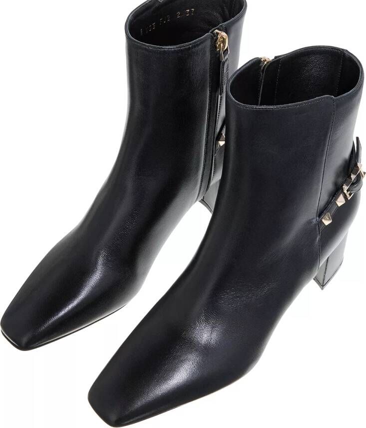 Valentino Garavani Boots & laarzen Nappa Leather Rockstud Ankle Boots in zwart