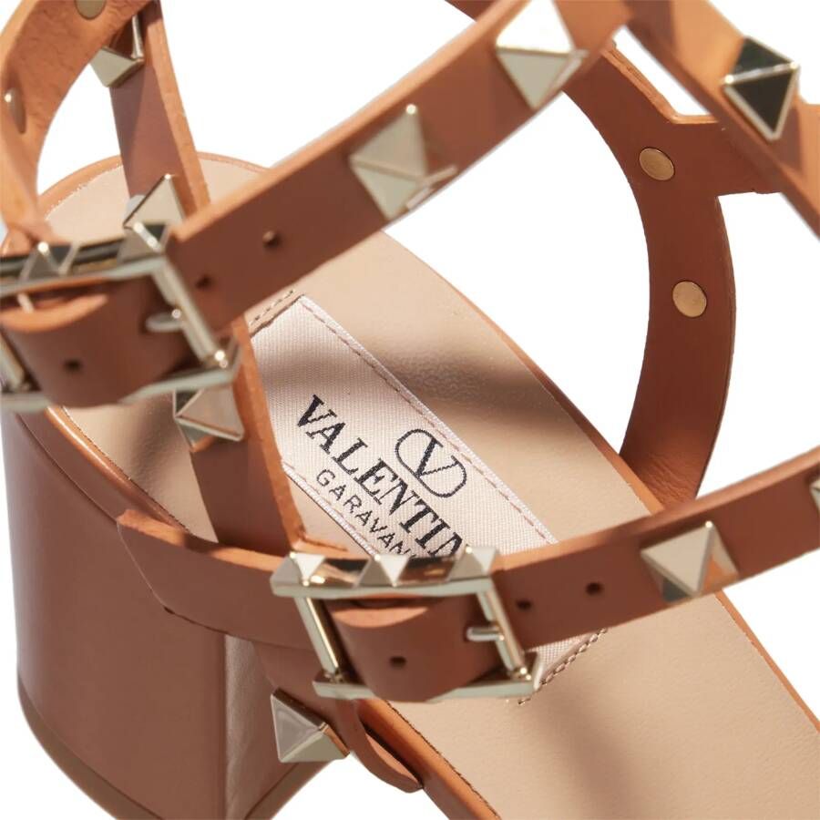 Valentino Garavani Sandalen Rockstud Sandals in cognac