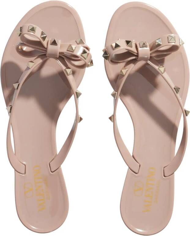 Valentino Garavani Sandalen Thong Summer Rockstud Sandals in poeder roze