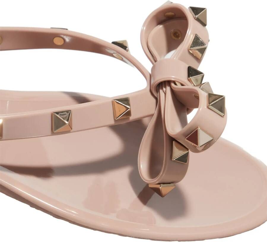 Valentino Garavani Sandalen Thong Summer Rockstud Sandals in poeder roze