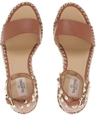 Valentino Garavani Sandalen Wedge Rockstud Sandals in bruin