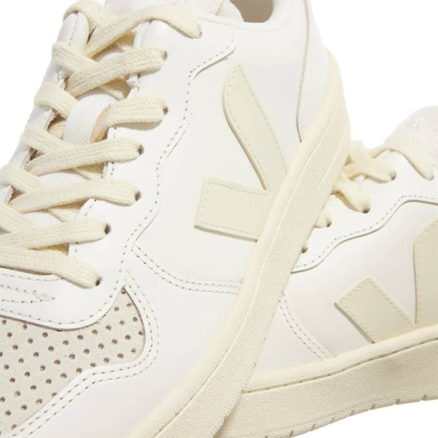 Veja Low-Top Sneakers V-10 in crème