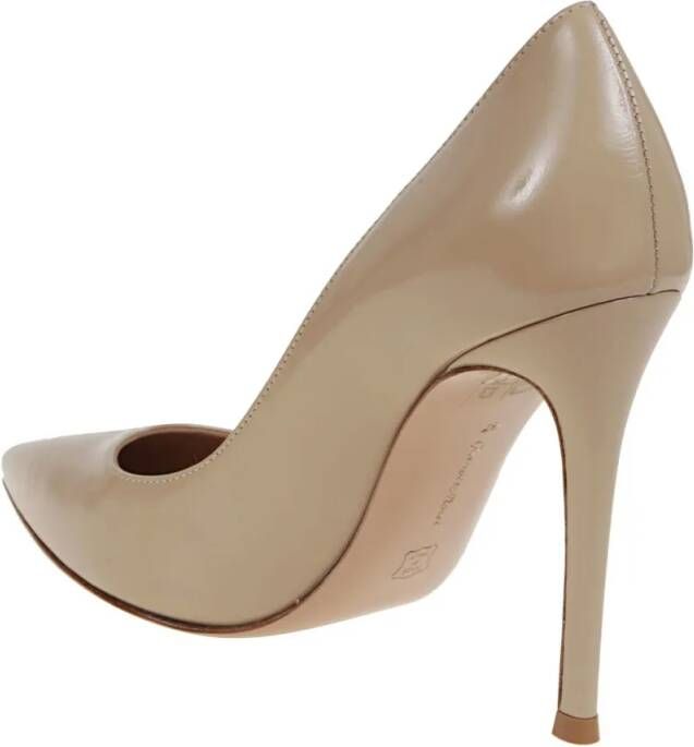 Gianvito Rossi Hoge hakken Calfskin Pointed Toe Pumps in beige