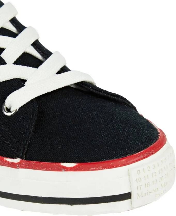 Maison Margiela Low-Top Sneakers Printed Logo Canvas Sneakers in zwart