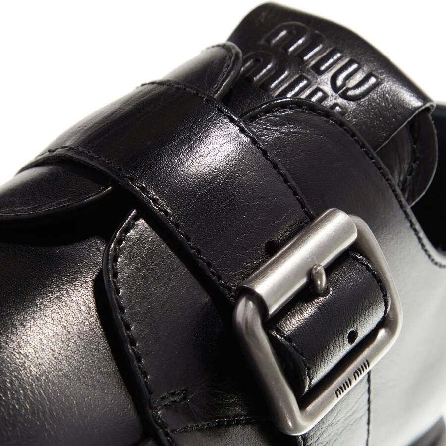 Miu Sneakers Buckle Leather Sneakers in zwart