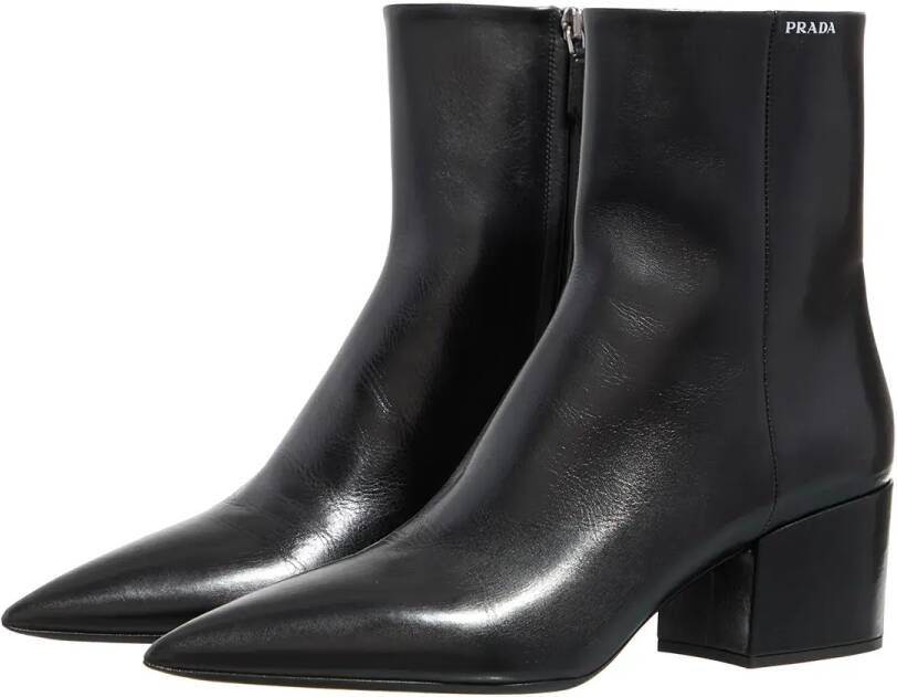 Prada Enkellaarzen Leather Ankle Boots in zwart