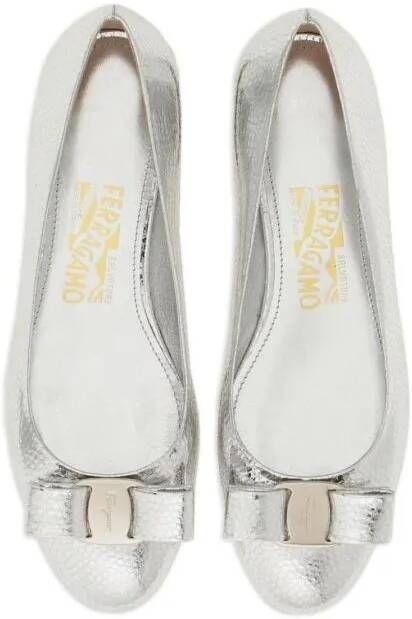 Salvatore Ferragamo Loafers & ballerina schoenen Vara Bow Silver Ballet Flats in zilver