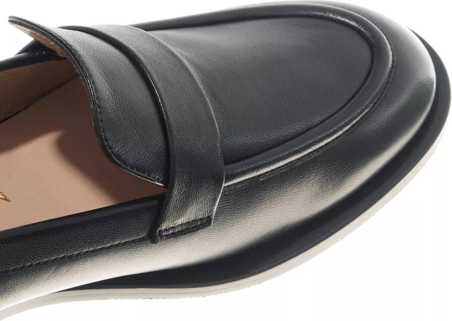 Stuart Weitzman Loafers & ballerina schoenen Palmer Sleek Loafer in zwart