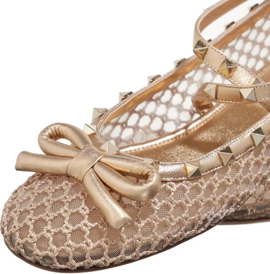 Valentino Garavani Loafers & ballerina schoenen Ballerina Rockstud in goud