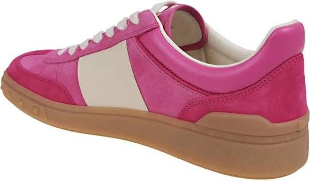 Valentino Garavani Low-Top Sneakers Vibrant Pink Calf Suede Sneakers in roze