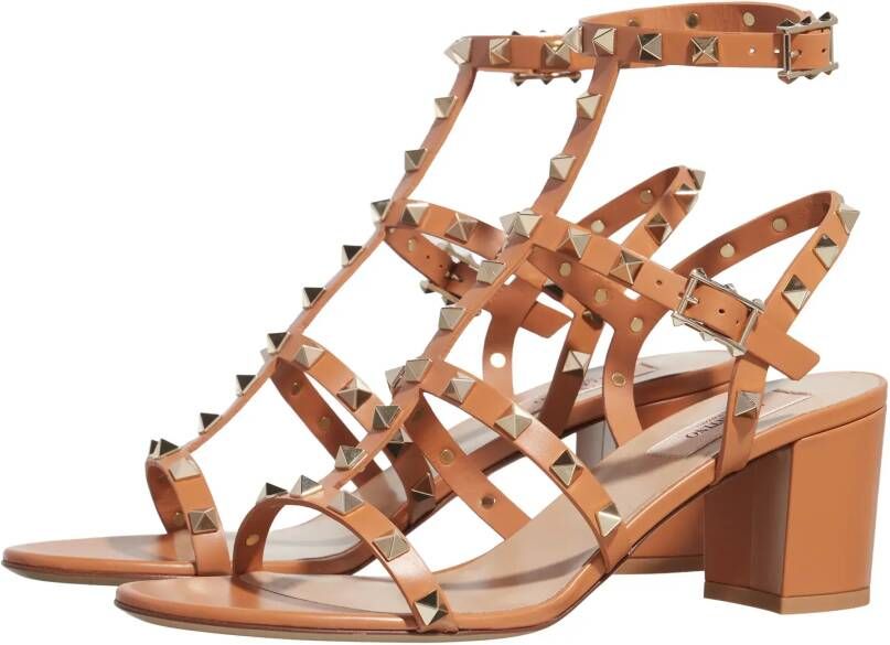 Valentino Garavani Sandalen Rockstud Sandals in cognac