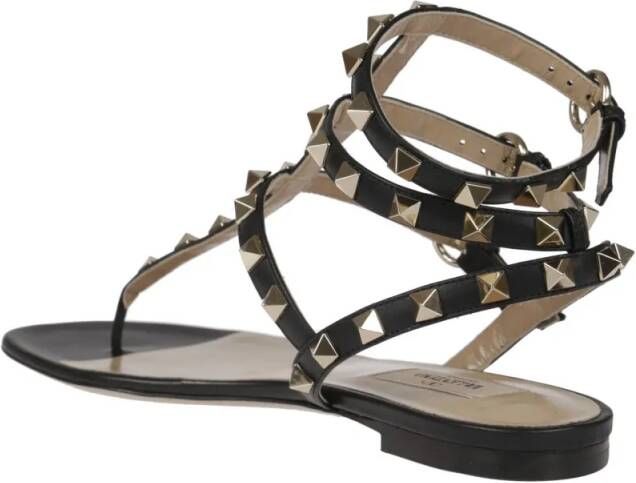 Valentino Garavani Sandalen Thong Sandal In Black Calfskin in zwart