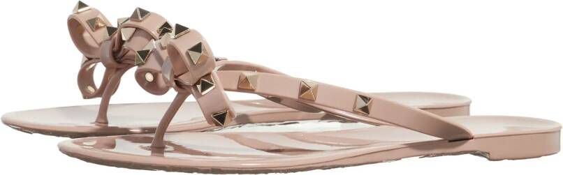 Valentino Garavani Sandalen Thong Summer Rockstud Sandals in poeder roze