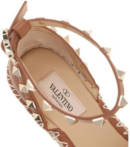 Valentino Garavani Sandalen Wedge Rockstud Sandals in bruin