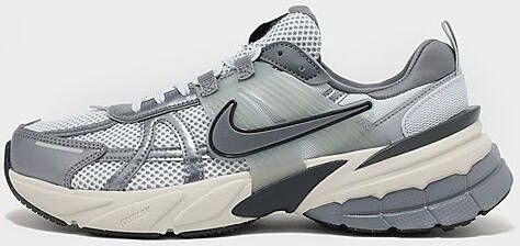 Nike Schoenen V2K Run Pure Platinum Wolf Grey Cool Grey Metallic Cool Grey- Dames Pure Platinum Wolf Grey Cool Grey Metallic Cool Grey