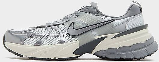 Nike Schoenen V2K Run Pure Platinum Wolf Grey Cool Grey Metallic Cool Grey- Heren Pure Platinum Wolf Grey Cool Grey Metallic Cool Grey