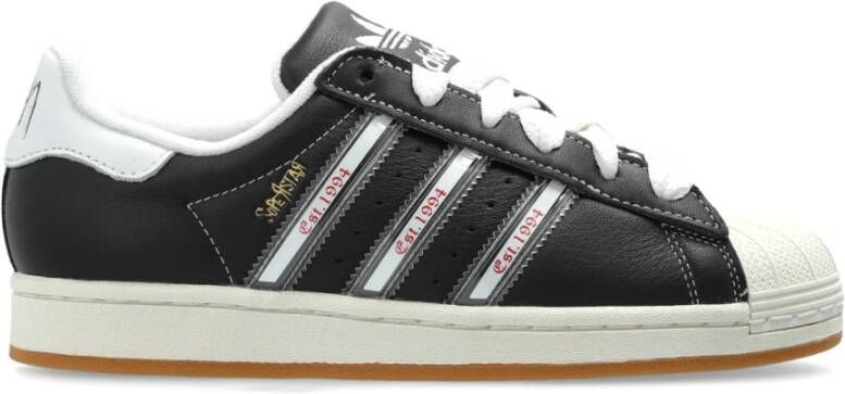 Adidas Originals Superstar Korn core black transl better scarlet adidas Superstar in zwart formaten: 42.666