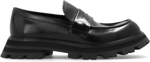 Alexander mcqueen Zwarte Glanzende Loafer met Uitlopende Zool Black Dames