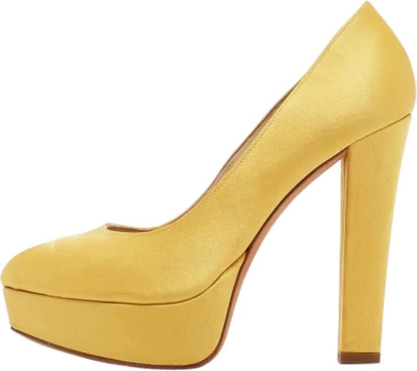 Alexander McQueen Pre-owned Satin heels Yellow Dames