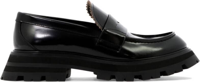 Alexander mcqueen Zwarte glanzende leren loafers met tankzool Black Dames