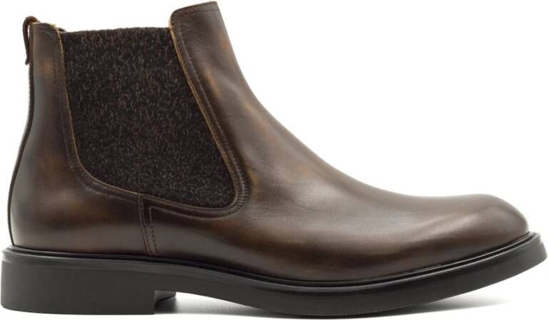 Ambitious Klassieke Leren Chelsea Boot met Moderne Details Brown Heren