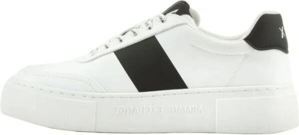 Armani Exchange Elegante Damessneakers met Zwarte Accenten White Dames