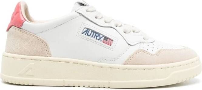 Autry Beige Veterschoenen met Gevulkaniseerde Zool White Dames