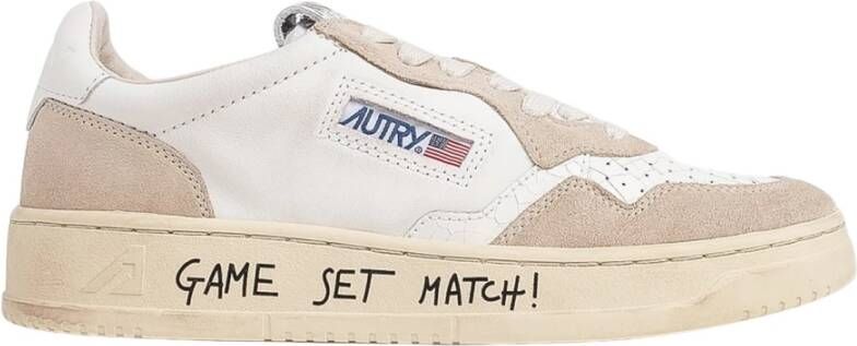 Autry Witte leren sneakers met geperforeerde neus en geborduurd logo White Dames