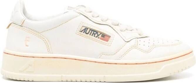 Autry Witte Sneakers van Distressed Leer Logo Ontwerp White Dames