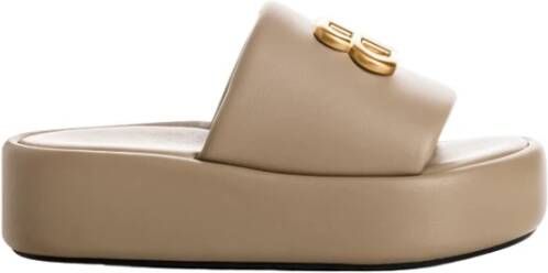 Balenciaga Glanzende Leren Muiltjes met Gouden BB Beige Dames