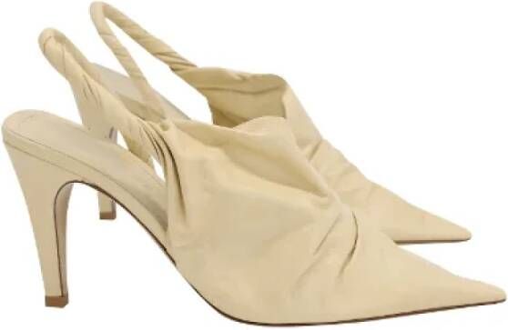 Bottega Veneta Gekreukelde lakleren slingback pumps Beige Dames