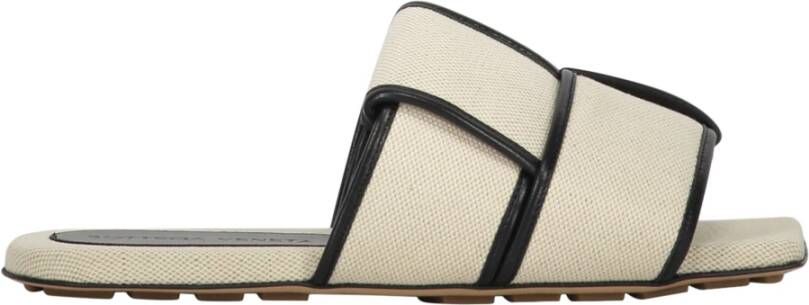 Bottega Veneta Gevlochten Slippers met Contrasterende Details Beige Dames