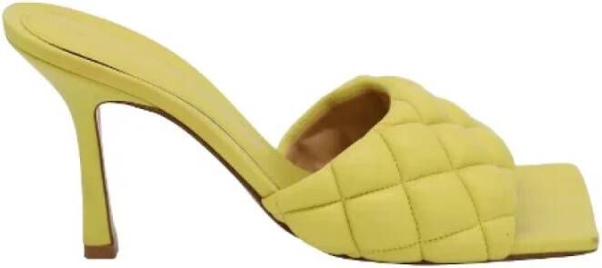 Bottega Veneta Vintage Gewatteerde Gevoerde Muiltjes van Leer Yellow Dames