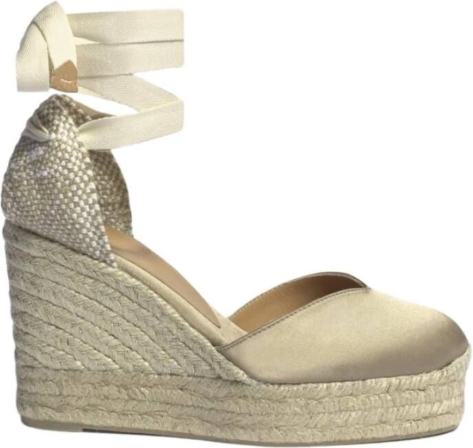 Castañer Chiara sateen espadrilles met striksluiting en 11 cm sleehak met dubbele platform. Beige Dames