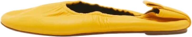 Celine Vintage Pre-owned Leather flats Yellow Dames