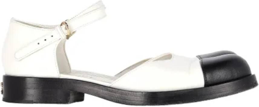 Chanel Vintage Pre-owned Leather flats White Dames