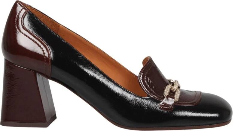 Chie Mihara Glanzende leren pumps met kettingdetail Black Dames