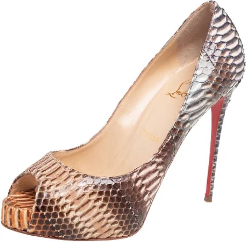 Christian Louboutin Pre-owned Fabric heels Beige Dames