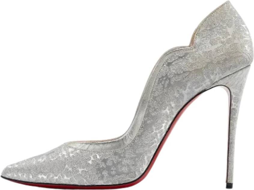 Christian Louboutin Pre-owned Fabric heels Gray Dames